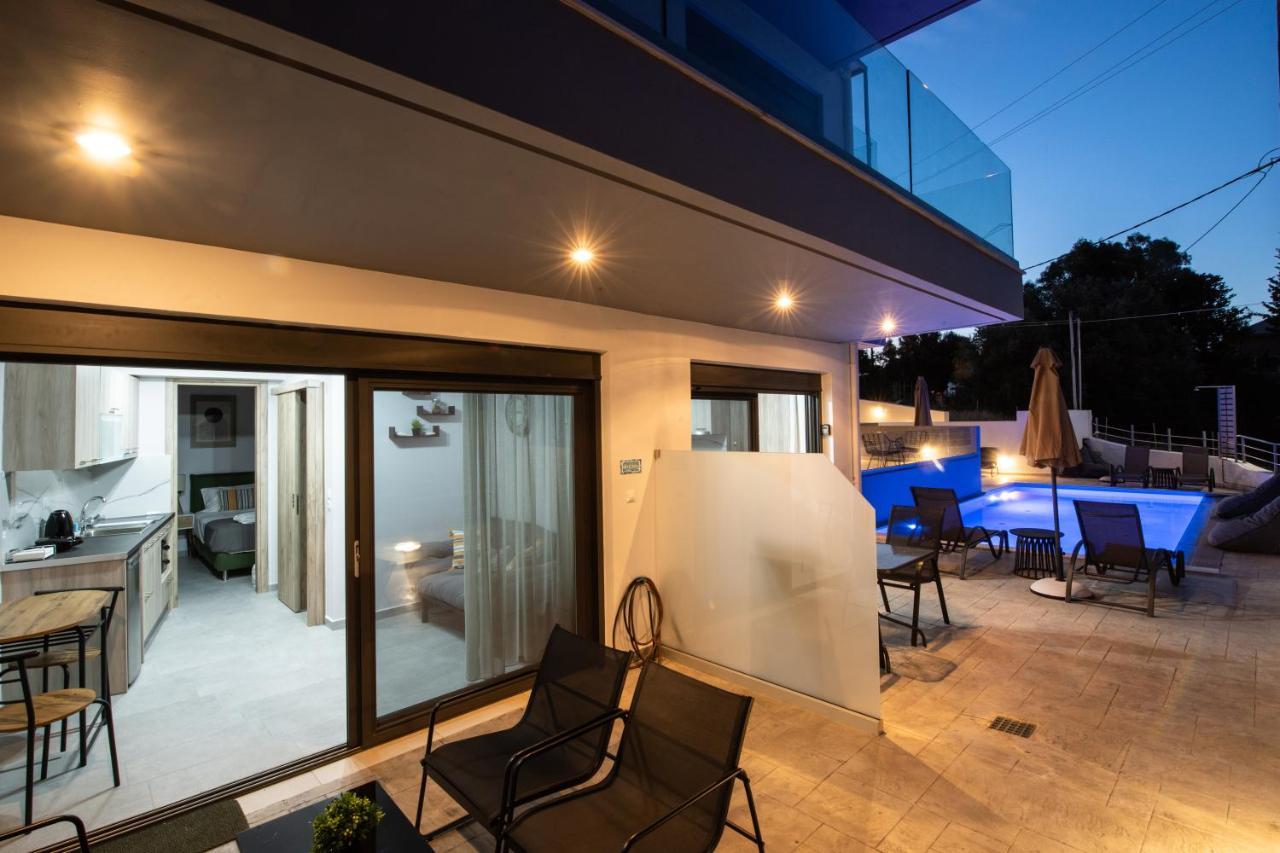 Angelica'S And Irene'S Design Apartments Swimming Pool 니키아나 외부 사진